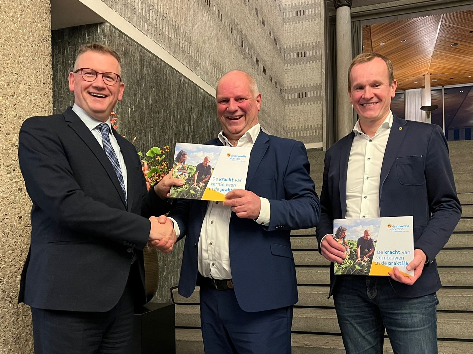 Overhandiging Innovatiemagazine Gedeputeerde Zoet 2023 Liggend